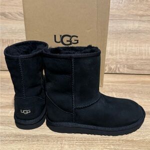 NIB UGG Classic II Kids 2 Black Winter Snow Boots size 2Y Shearling boys girls